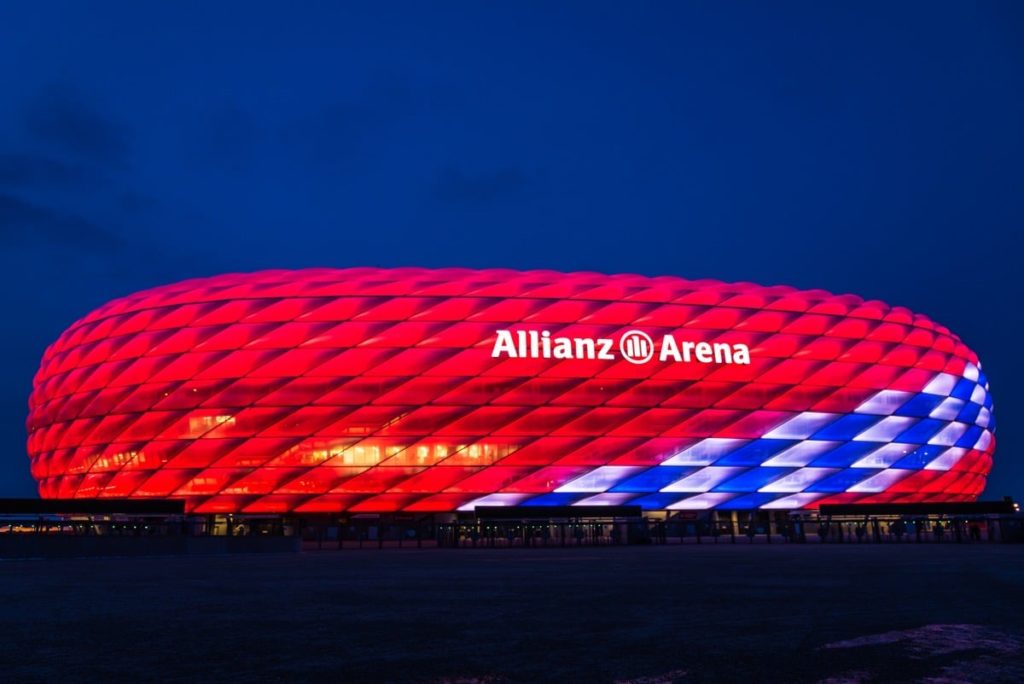 Die Allianz Arena (Fotoquelle: Eigene Aufnahme bei einem Freitagabend Heimspiel des FC Bayern München)