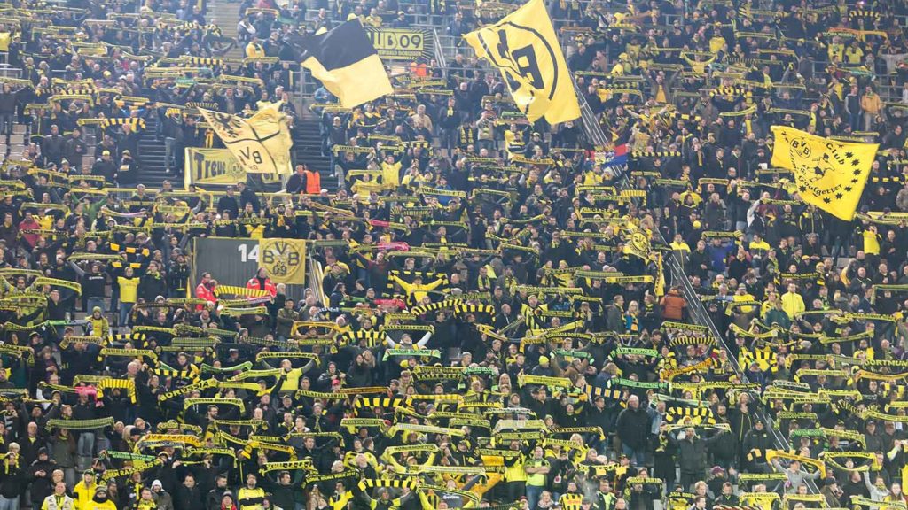 Dortmundfans in der Südtribüne von Borussia Dortmund (Copyright depositphotos.com)