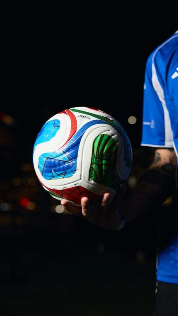 Der neue WM Spielball von Adidas "Trionda" - neueste Technik!