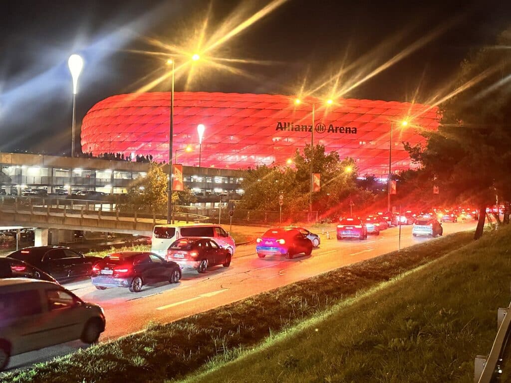 Autoschlange auf der Zufahrt zur Allianz Arena am Spieltag