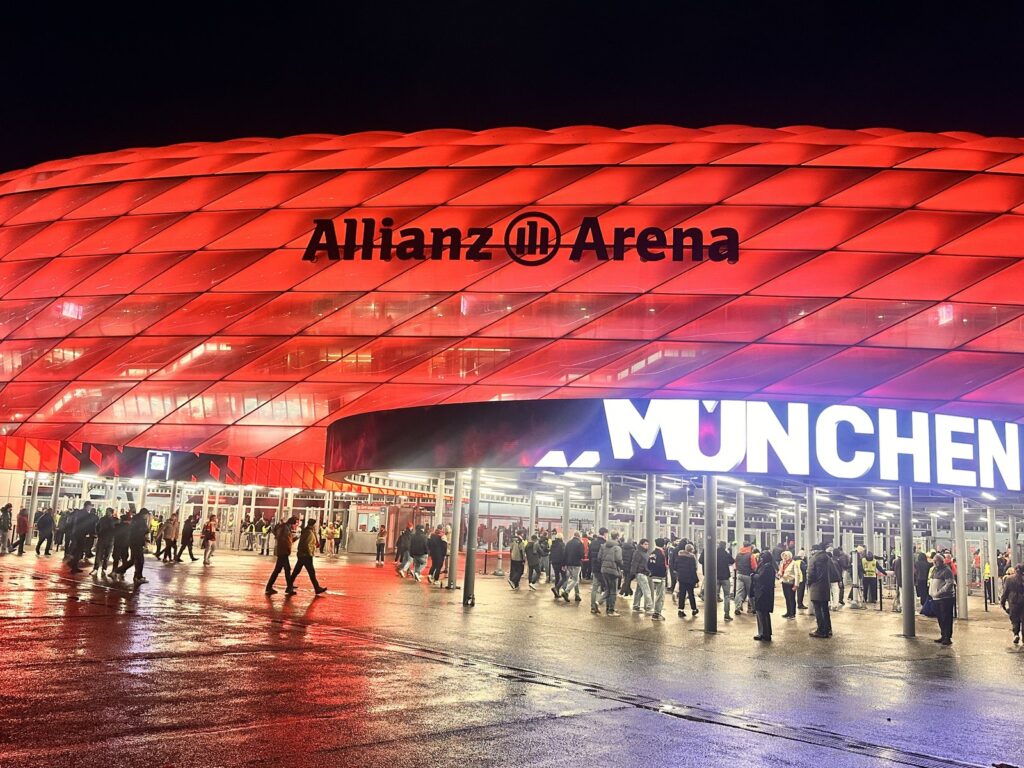 Eingang der Allianz Arena an der Esplanade mit Fans vor dem Spiel