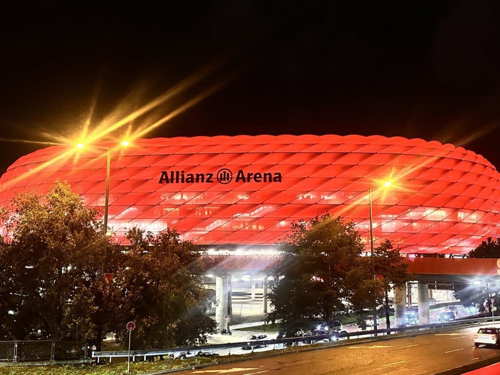 Die rot beleuchtete Allianz Arena in München bei Nacht