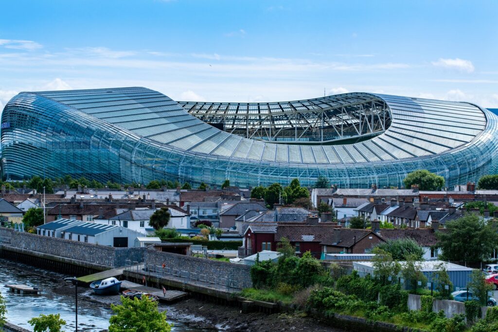Glasfassade des Aviva Stadium über den Dächern von Dublin