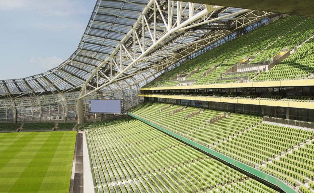 Grüne Sitzreihen und Dachkonstruktion im Aviva Stadium