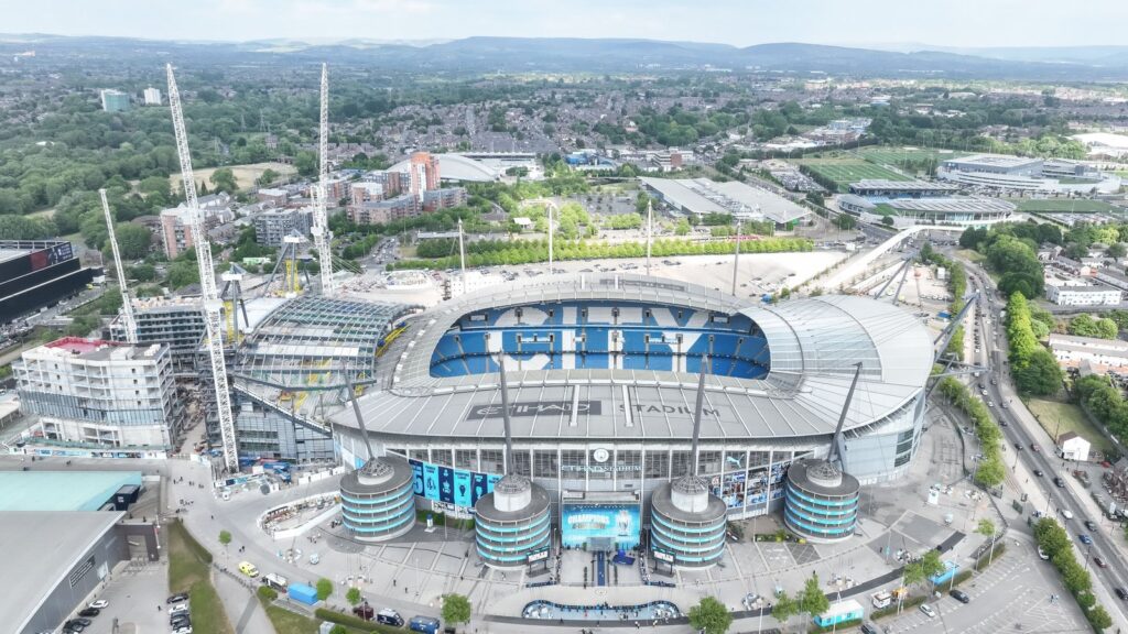 Luftbild des Etihad Stadium in Manchester mit der Baustelle der neuen Nordtribüne