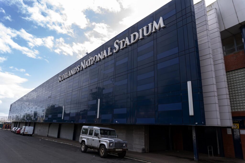 Fassade von Hampden Park mit dem Schriftzug Scotland's National Stadium