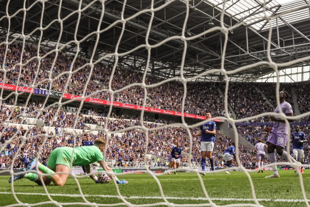 Everton-Torwart Jordan Pickford hält einen Elfmeter im Hill Dickinson Stadium