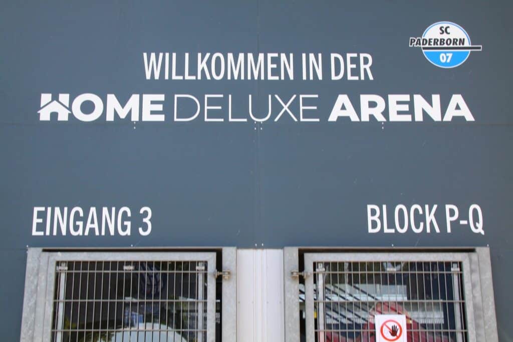 Eingang 3 der Home Deluxe Arena in Paderborn mit Schriftzug und Vereinswappen