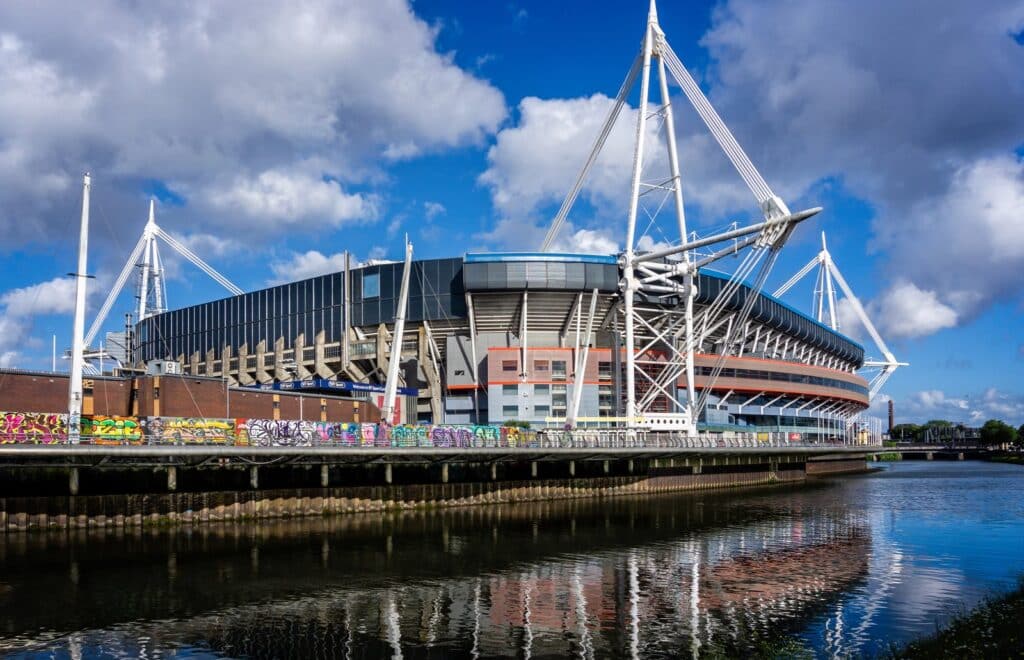 Principality Stadium in Cardiff vom Ufer des Flusses Taff aus gesehen