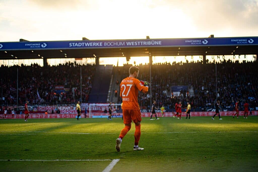 Torwart des VfL Bochum vor der Westtribüne des Ruhrstadions