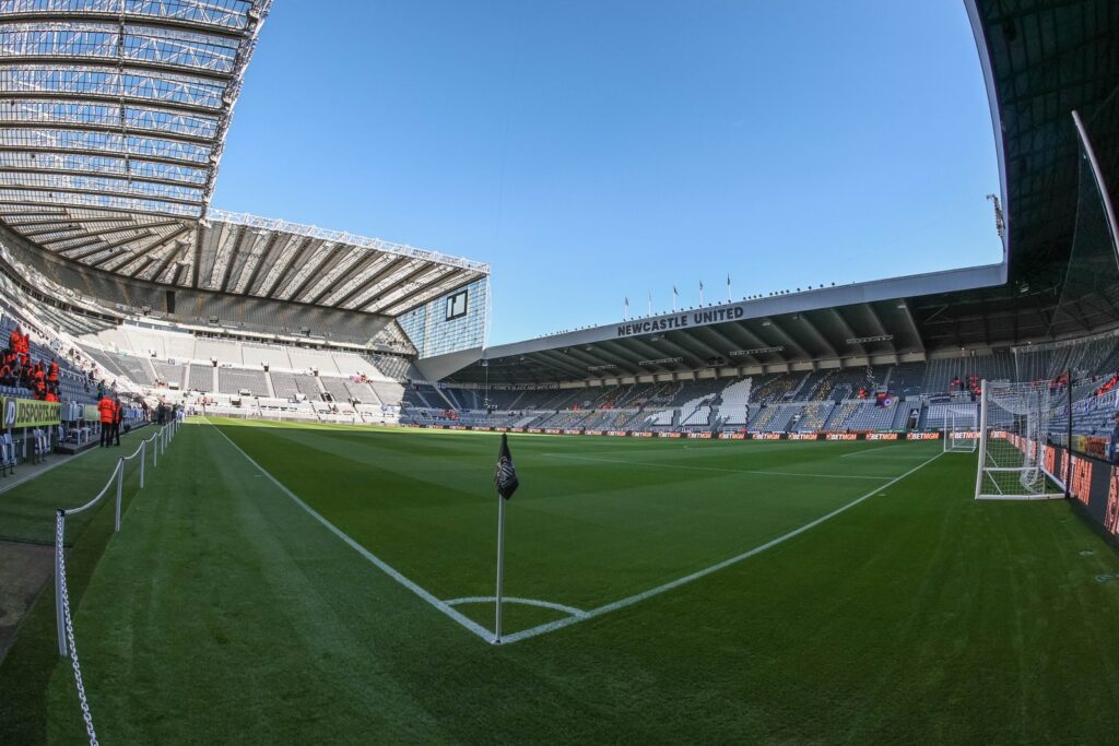 Innenraum von St James' Park in Newcastle mit Eckfahne und Haupttribüne