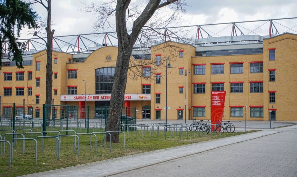 Haupttribüne des Stadions An der Alten Försterei von Union Berlin von außen
