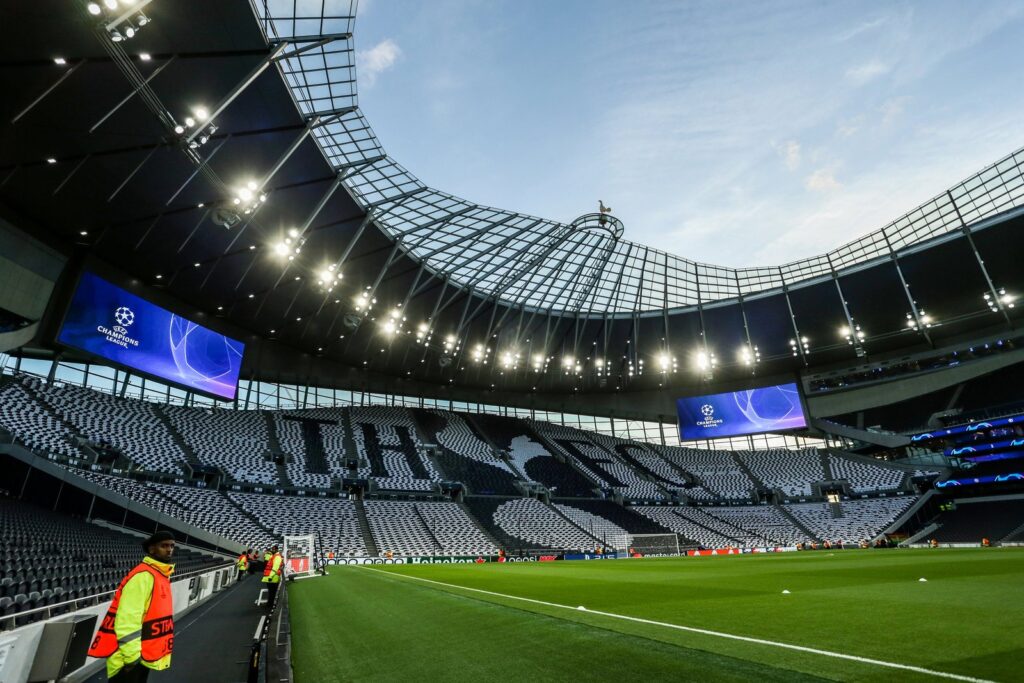 Tottenham Hotspur Stadium vor einem Champions-League-Spiel mit Blick auf die Südtribüne