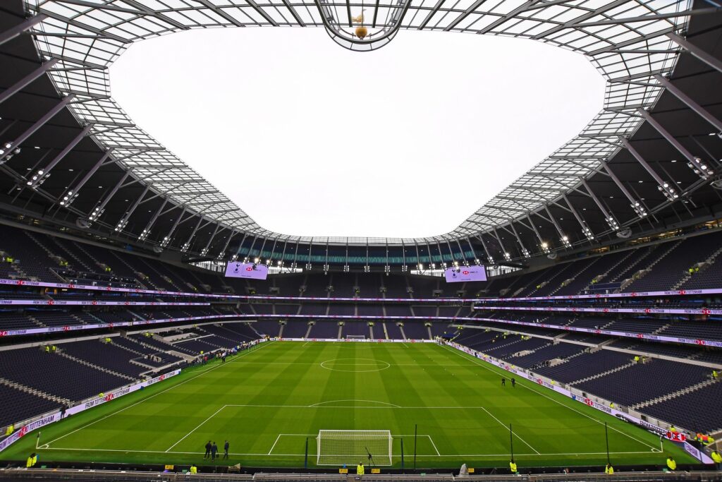 Innenraum des Tottenham Hotspur Stadium mit Dach und Spielfeld