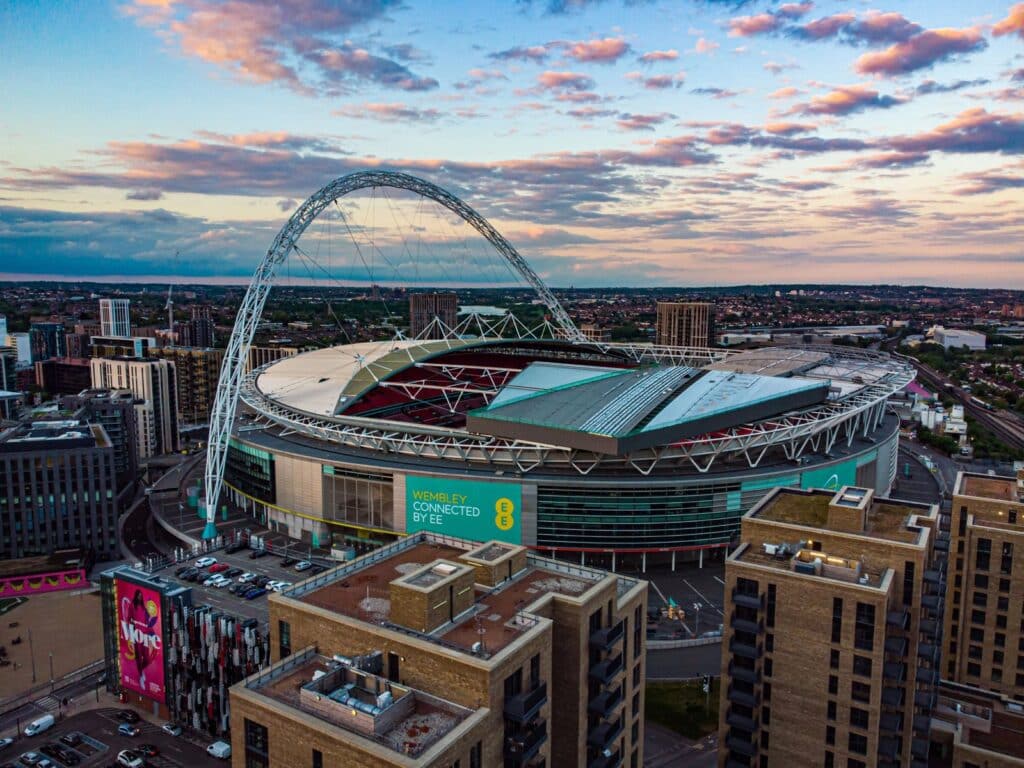 Luftbild des Wembley-Stadions in London mit dem markanten Bogen